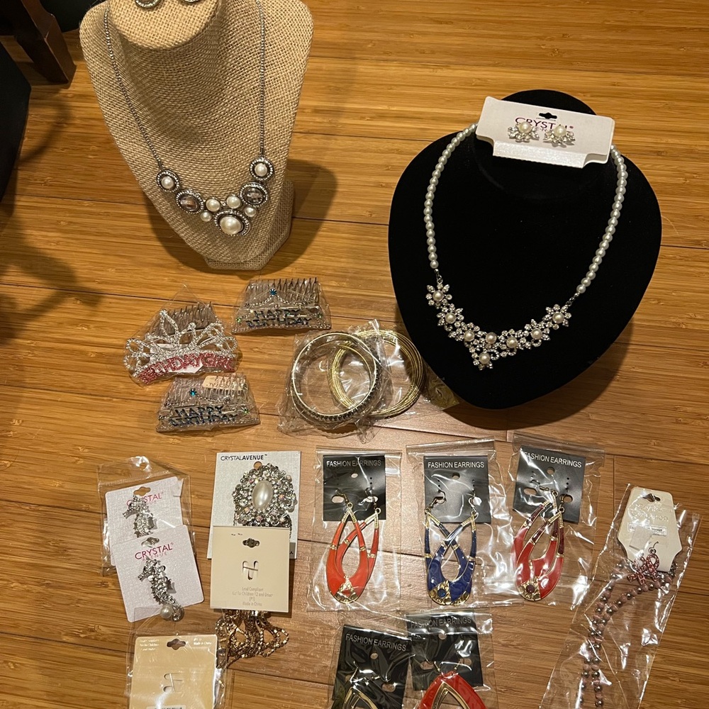 Elegant Silver and Crystal Necklace Set